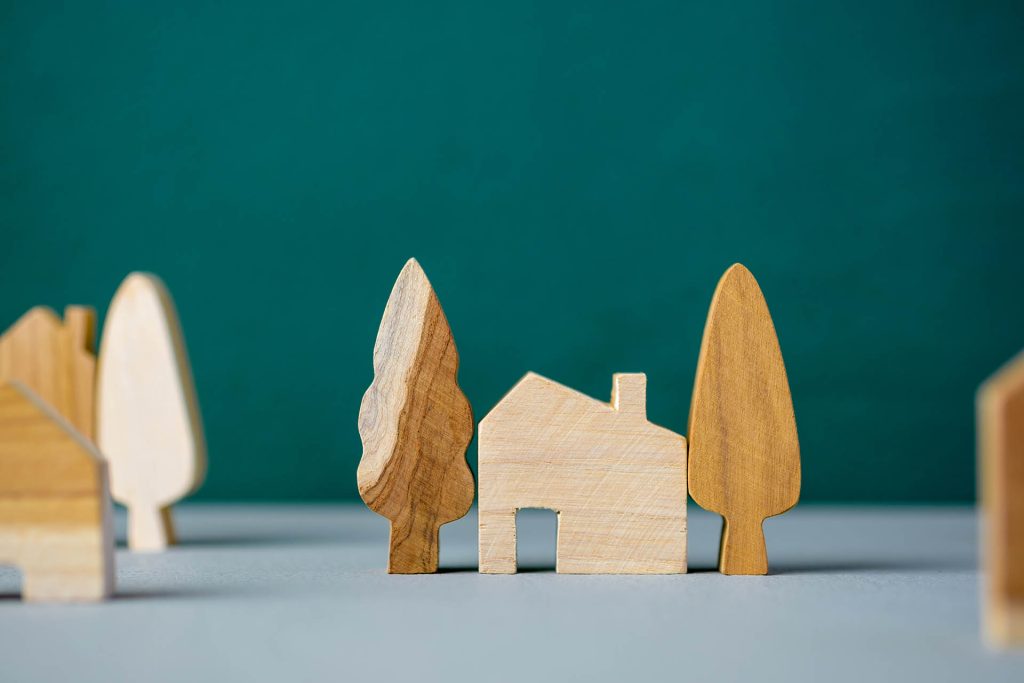 Modellhäuschen aus Holz symbolisieren das Thema Immobilien vermieten