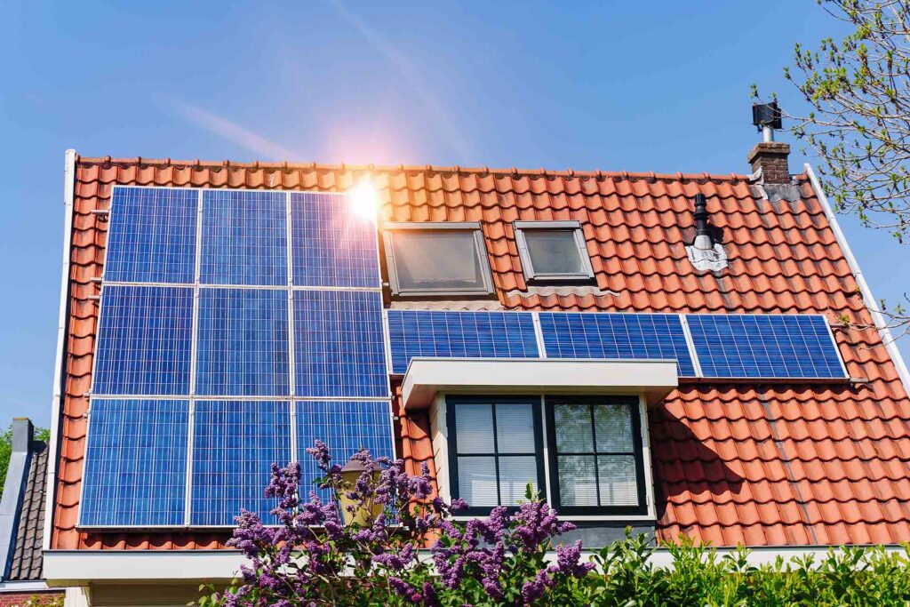 Solaranlage auf dem Dach eines Hauses 
