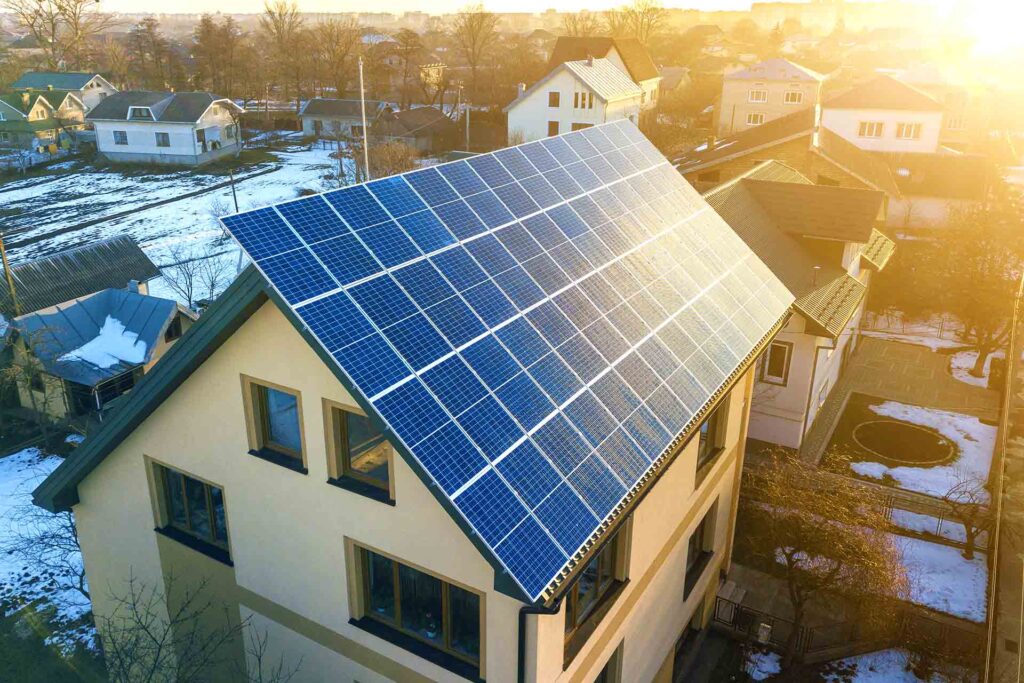 Die Photovoltaikanlage auf dem Dach eines Hauses glänzt in der Sonne