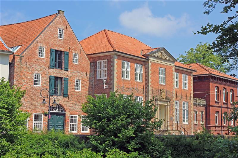Aufnahme mehrerer Gulfhäuser in Jever
