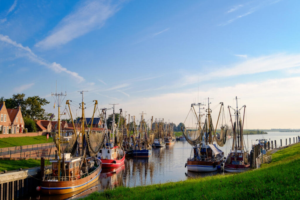 Aufnahme eines kleinen Hafens mit Kuttern in der Jade-Weser Region